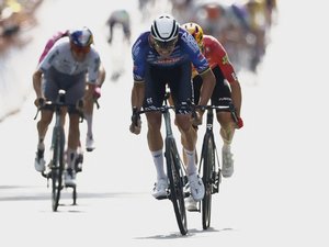 Tour de France 2026 - neuvième étape : "On s'est battus et je suis content d'avoir conclu", le Néerlandais Van der Poel, triple vainqueur du Paris-Roubaix, règle l'échappée et s'offre la Corrèze