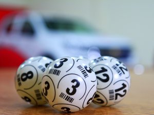"Je suis la personne la plus malchanceuse à avoir gagné au loto" : elle pense avoir perdu et son ticket finit à la poubelle, elle découvre dans le journal qu'elle a bien gagné 14 millions d'euros !