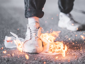 Pour célébrer son bac, un lycéen brûle ses copies et épreuves... Le feu de joie se transforme en incendie