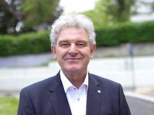 ENTRETIEN. "Depuis 2003, tout le monde redoute l'été dans nos établissements" : face aux vagues de canicule, Pierre Roux, président de l'AD-PA, alerte sur la crise du secteur du grand âge