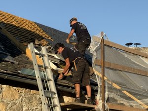 VIDÉO. "On attaque le plus tôt possible" : sur les toits, les couvreurs face au défi des fortes chaleurs