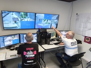 F'Estivada 2026 : "C'est unique en France", depuis le PC sécurité à Paul-Lignon, des anges gardiens veillent sur la bonne marche du festival