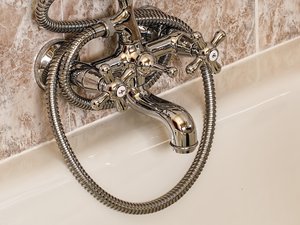 "J'étais inconsciente lorsque les secours sont arrivés" : elle reste coincée dans sa baignoire durant neuf jours, l'octogénaire survit grâce à ses orteils