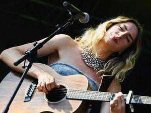 F'Estivada 2026 : Brö, Philippine Lavrey (ou l'inverse), puis Zaho et enfin Matt Pokora, suivez cette deuxième soirée en images