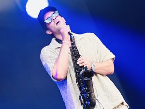 F'Estivada 2026 : le saxophoniste Sandy Sax ouvre la troisième et dernière soirée du festival de Rodez et ambiance le haras