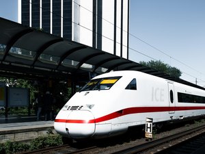 Pénurie de papier toilette dans un train à grande vitesse : le conducteur fait une halte... au supermarché, et revient à bord avec trois paquets