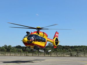 Les freins du poids lourd portant des tracteurs lâchent, le camion finit 100 m plus bas, le chauffeur coincé, le passager de 12 ans éjecté