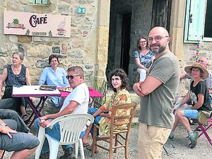 "Les occasions de se croiser se faisaient rares" : avec un bar associatif, les habitants redonnent du coeur au village de Compeyre