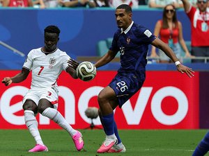France - Angleterre : bras dessus, bras dessous en cercle au milieu du terrain : pour quelle raison des Bleus et des Three Lions se sont-ils rassemblés après le match ?