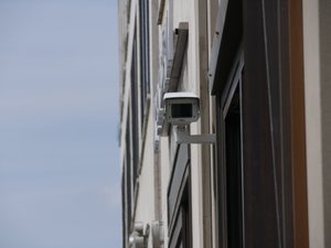Ivre sur la voie publique, l'adolescent voulait faire un dunk et a pris une caméra de surveillance pour un panier de basket