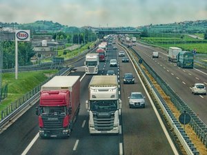 Péages en flux libre : ils arrivent progressivement sur les autoroutes de France, attention à ne pas tomber dans le panneau, car cet oubli peut vous coûter cher !