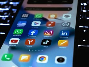 Les parlementaires se sont mis d'accord : dès la rentrée, les moins de 15 ans seront-ils interdits de réseaux sociaux ?