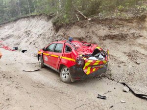 Un bloc de pierre de deux tonnes se décroche de sa paroi rocheuse et s'écrase sur un véhicule des pompiers engagés sur un feu de forêt