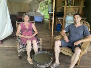L'été au camping (2/7). "Le glamping, c'est le confort dans la nature" : à Villecomtal, au Terre rouge, Magali et Pierre propose des vacances dépaysantes au coeur de la forêt
