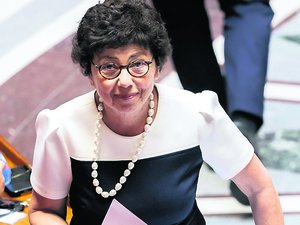 "Le recul environnemental de trop" : la ministre de la Transition écologique, Monique Barbut, démissionne suite à l'adoption de la loi d'urgence agricole