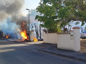 Le compteur électrique de la maison s'embrase et met le feu au jardin, les pompiers interviennent en force