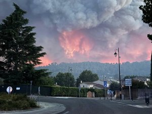 "Entre 50 et 100 foyers de reprise" dans la journée pour l'incendie du Var, des maisons brûlées et des évacuations