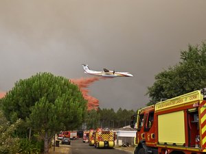 TÉMOIGNAGE. "Un énorme nuage de fumée, de la cendre qui commençait à se déposer (...) On pense à mettre sa famille à l'abri", Julien Courbet raconte l'évacuation du Cap-Ferret menacé par l'incendie