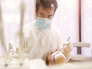 Soins dentaires, transports sanitaires ou médicaments : pour faire des économies budgétaires, la Sécu va moins rembourser