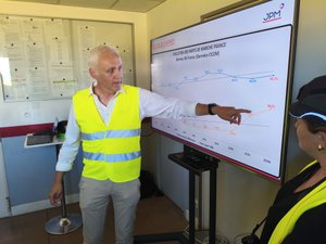 "Notre volonté est de continuer à produire en France" : en Aveyron, le conducteur de bennes JPM accélère sa transformation industrielle pour grandir, être vertueux et transmis