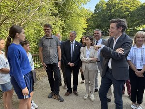 VIDÉO. En visite en Aveyron, le ministre de l'Éducation nationale, Édouard Geffray, voit et vante dans les séjours d'été "le plein de vie" face aux écrans