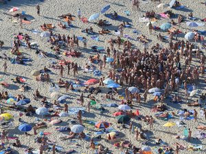 "Ce n'est absolument pas une blague" : un village naturiste passe une annonce pour retrouver les époux... Coquin qui ont perdu leur carte bancaire
