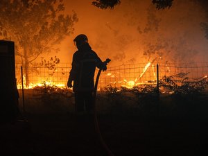 DIRECT. Incendies : près de 40 000 hectares parcourus par les flammes en Gironde, Bison Futé déconseille de s'y rendre... suivez l'évolution de la situation