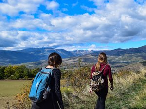 Le nez sur leur portable, sans regarder les panneaux, les randonneuses suivent l'itinéraire proposé par l'IA et se perdent dans les Pyrénées
