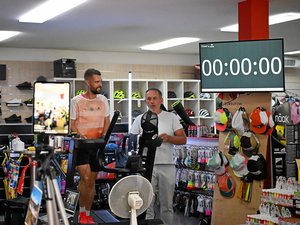 "Je suis allé plus vite que ce que j'avais prévu" : à Rodez, Sylvain Thomas pulvérise le record du monde du 24 heures sur tapis !