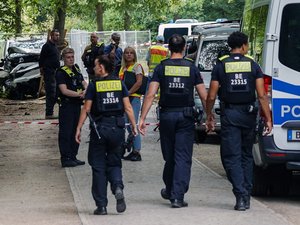 Au moins un mort et 16 blessés : un véhicule fonce dans la foule à la gay pride de Berlin, un avis de recherche lancé pour retrouver le suspect