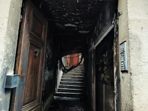 Le feu prend la nuit dans le hall d'entrée d'un immeuble en Aveyron, les 12 habitants parviennent à s'en sortir