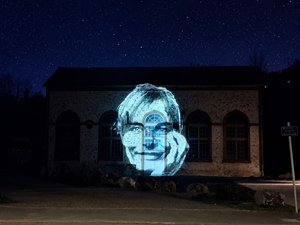 "Pense à rêver" : Philippe Echaroux, une signature mondiale du street-art lumineux sur les murs de cette ville de l'Aveyron