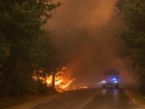 "Envisagez une autre destination" : face à l'incendie en Gironde, la préfète invite les touristes à revoir leurs plans