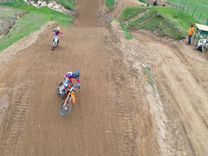 Le pilote de moto-cross fait un malaise fatal, se crispe sur l'accélérateur et percute un side-car avant de finir sa course sur la route