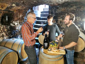 Dans leurs caves, partez à la rencontre des vignerons de l'Aveyron qui dévoilent les secrets de leurs vins