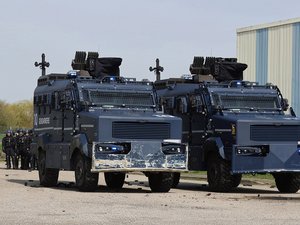 Incendies en Gironde : gendarmerie et armée envoient lutter contre les flammes des véhicules anti-émeutes et leurs cousins