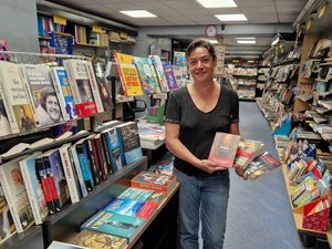 "Au fond du gouffre avec sa fraîcheur" grâce à un auteur aveyronnais, et bien d'autres ouvrages, des livres pour l'été avec la libraire Francine Bousquet