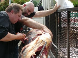 Les Loups vous invitent en Aveyron : les cochons grillés entrent dans la mêlée treiziste