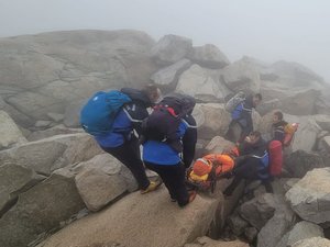 Après la 3e canicule, des conditions hivernales sur les Pyrénées, les secours grimpent à pied pour venir en aide à un randonneur blessé à 2 800 m d'altitude