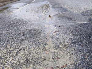 "On voit des bulles remonter et de l'eau qui s'écoule entre les fissures" : l'avenue du 8-Mai à Rodez confrontée à des résurgences après le glissement de terrain en février