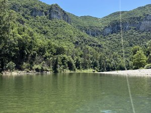 Déversement d'eaux usées dans le Tarn : la baignade et les activités nautiques sont interdites dans six communes de l'Aveyron, attention aux risques de gastro-entérite et d'infections