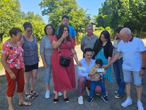 "Quand il a réussi à marcher, on a ressenti une sensation indescriptible" : le bel élan de solidarité pour le combat de Gabriel, 4 ans, atteint d'une maladie génétique rare, et de ses parents