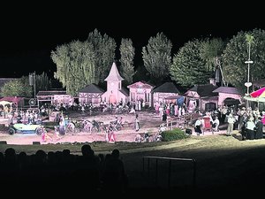 "Je suis vraiment ravi du lancement, on a rarement fait une première aussi bien" : malgré l'annulation d'une représentation en raison de la météo, "Hier un village" démarre sur les chapeaux de roue