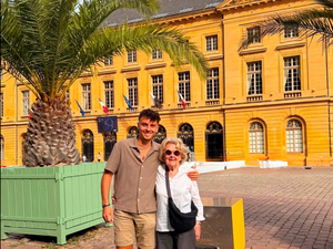 VIDÉO. "J'encourage tous les petits-fils à faire la même chose, emmenez votre grand-mère !" À 93 ans, Thérèse parcourt un tour de France de 2 000 km en auto-stop avec son petit-fils Jules