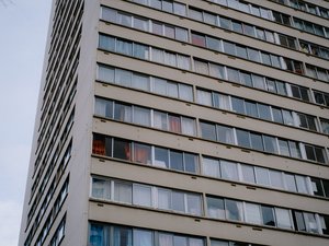 Un petit garçon de 4 ans se penche à la fenêtre et bascule dans le vide du 6e étage sous les yeux de sa maman et de sa grande soeur