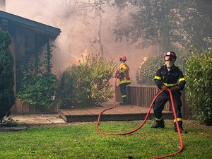 Incendies : particules fines, suie, cendres, nourriture, eau... de retour chez soi après une évacuation, quels sont les conseils de l'ARS à suivre ?