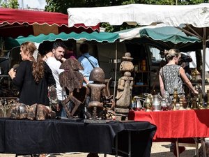 "Jouer avec les atouts du passé" : comment cette commune de l'Aveyron a réussi à faire perdurer la foire à la brocante depuis cinquante ans