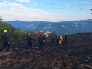 Un incendie se déclare sous des lignes électriques en Aveyron : 62 pompiers et un Dash mobilisés au plus fort du sinistre qui a été limité à cinq hectares, un pompier, victime d'un malaise, hospitalisé
