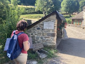 Suivez le guide... et les sentiers (3/7) : à Saint-Chély-d'Aubrac, partez randonner sur les pas de la voie romaine du GR6