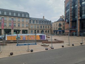 Pour préparer l'arrivée du marché, la fontaine de la mairie de Rodez démontée